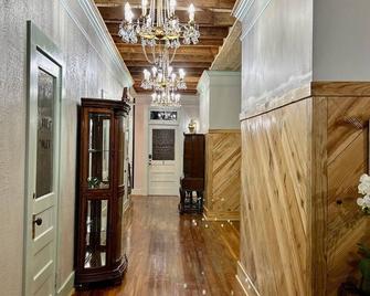 Room 5 (sleeps 2) at Chipley's Squareview Inn - Carthage - Pasillo