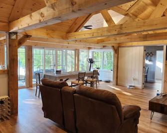 4 Bedroom, 2 Bath Lakefront new renovated cottage in Muskoka - Dorset - Living room