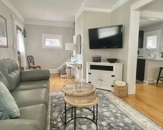 Fantastic Home close to Canal Park, Hospitals and Lincoln Park district. - Duluth - Living room
