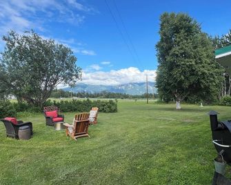 One bedroom getaway w/ hot tub and pool access - A hidden gem in Palmer, Alaska - Palmer - Patio