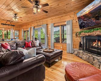 Mtn View Cabin | Relax with Hot Tub & Coffee - Whittier - Living room