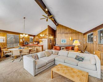 Dwight Road Getaway - Quechee - Living room