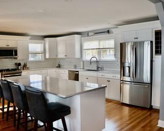 Waterfront 3000 Sqft Home W/ Pier, Wrap Porch, Kayak, Paddle Board, Fire Pit - Piney Point - Cocina