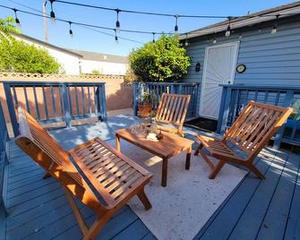 Newly renovated 2 bedroom/1bath with a study and charming outside patio - טוראנס - מרפסת