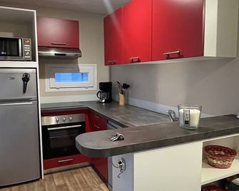 Joli chalet, jardin clos, terrasse, 2chambres - Saint-Germain-sur-Ay - Cuisine