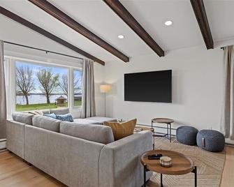 Beautifully Updated Lake House - Beaver Dam - Вітальня