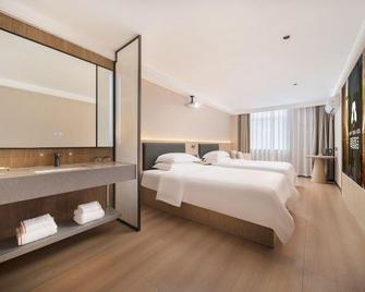 Happy Travel Hotel (Haikou Mova Commercial Square Duty Free) - Haikou - Bedroom