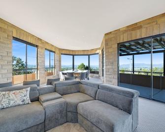 'Tyalla Lodge' Unique Luxe Design in the Mountains - Mudgee - Living room