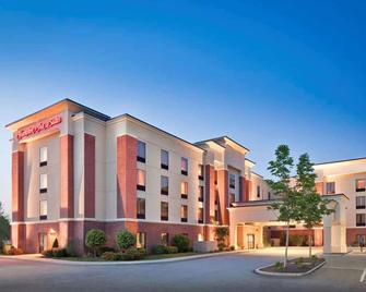 Relax in Smithfield: Cozy Suites with Modern Amenities & Free Parking - Smithfield - Edificio