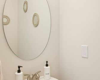 Cozy Retreat near Uptown Charlotte with Free Parking & Wi-Fi - Charlotte - Servicio de la habitación
