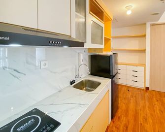 Combined And Comfort Stay 2br Tokyo Riverside Pik 2 Apartment by Travelio - Sepatan - Kitchen