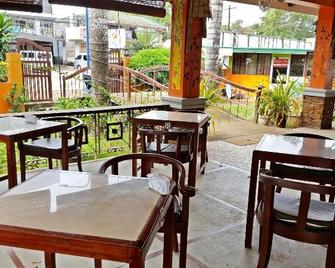 OYO 671 Natua's Cabin - Puerto Princesa - Restoran