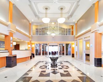 Holiday Inn Express & Suites Calgary South-Macleod Trail S By IHG - Calgary - Lobby