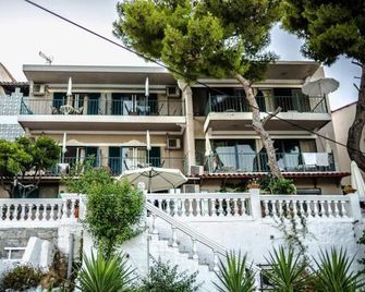 Mina Apartments - Póros - Building