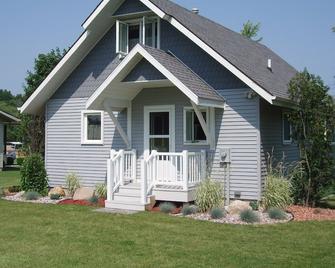 The Lake is Calling! Lakefront Cottage Rental on Clear Lake, Indiana - Fremont - Gebäude