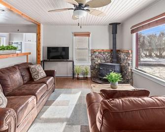4th Ave Hideaway - Cozy home with spacious yard - Columbia Falls - Living room