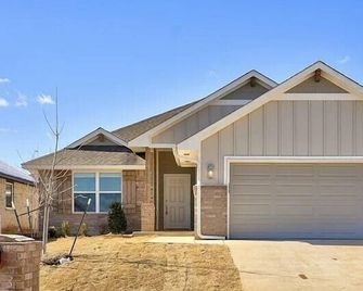 Your Yukon Haven New Home in Great Location! - Yukon - Edificio