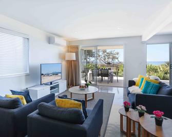 Sandbox Apartments - Tugun - Living room