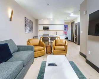 Modern & Family-Friendly Flat with Balcony Views! - Denver - Wohnzimmer