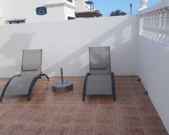 Casa Kari very close to airport, Big .Large terrace.Private.Near to beach and - Puerto del Carmen - Balcon