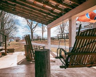 Peaceful Farm Escape. No Cleaning Fee. Pond. Horse outside your window. - Columbia - Terasa