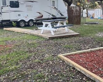 Trees Camper - Port Richey