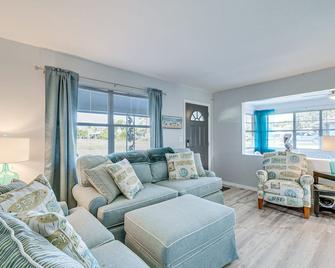 Punta Gorda Family Home about 8 Mi to Downtown! - Punta Gorda - Living room