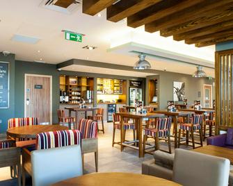 Premier Inn Woking Town Centre - Woking - Bar