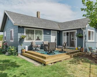 Charming Cottage near historic Jacksonville. Wi-Fi, fenced pet area. - Central Point - Patio