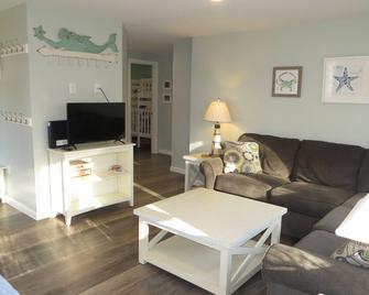 Sunny Seaside Cottage with Beautiful Sunset Views - Yarmouth - Living room