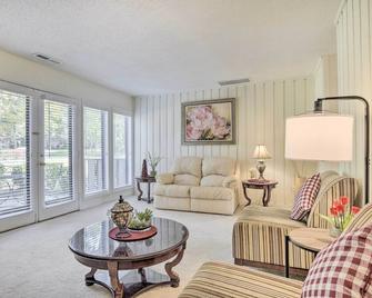 Cozy Chapel Hill Condo ~ 2 Mi To Unc & Dtwn! - Chapel Hill - Living room
