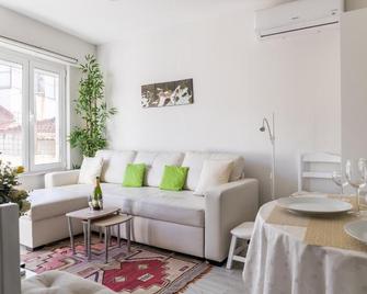 2 Bedroom house and Garden Lounge - Сінтра - Вітальня