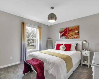 View of Lake Fenton with hot tub and fire place - Fenton - Bedroom