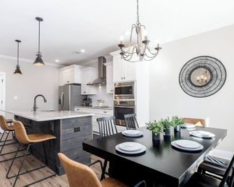 Luxe 3br | Sleeps 10 | Pet Friendly - Kathleen - Dining room
