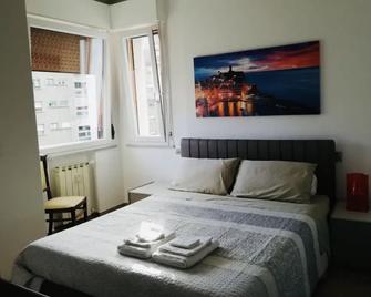 La Maggiolina camere La Spezia - La Spezia - Phòng ngủ