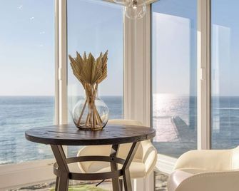 Oceanfront in La Jolla, Steps to Beach, Shops, Dining Dawn Patrol by Avantstay - Del Mar