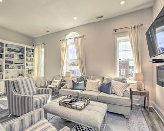 The Beaufort Flat Near Downtown and Waterfront! - Beaufort - Living room