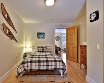 Chittenden Farmhouse - Historic 4BR, 2BA, 20 Min to Skiing, 7 Min to Mountaintop Resort - Chittenden - Bedroom