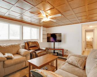 Pet-Friendly Minneapolis Apt Near Shops and Dining! - Minneapólis - Sala de estar