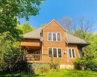 Paradise on 12 Acres with A/C and Pool Nearby - Bloomville - Building