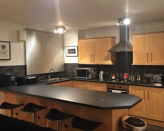 My clean one bedroom apartment in beautiful Surrey! - Walton-on-Thames - Kitchen