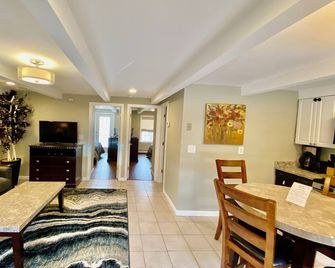 Vrbo Premier Host Listing - 2 Br Beach Suite - Two Pools. Full Kit & Liv Rm - Seaside Heights - Obývací pokoj