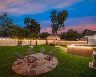 Luxury Home w/ Hot Tub near AT&T Stadium - Arlington - Patio