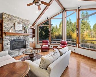 Wildcat Creek Lodge |Waterfront on Hayden Lake - 헤이든 - 거실