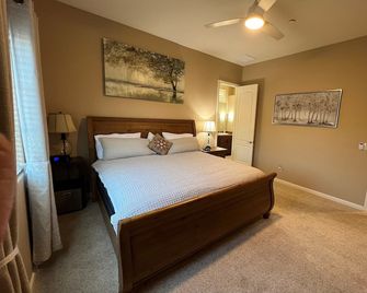 Winter getaway, come escape with a pool! - Fountain Hills - Bedroom