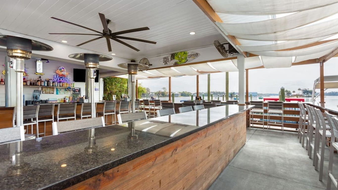 Paddletail Waterfront Lodge