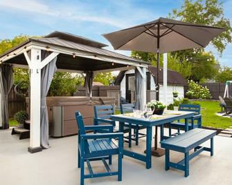 Blue Valley Inn - Hot Tub & Spacious Play Area! - Knoxville - Patio