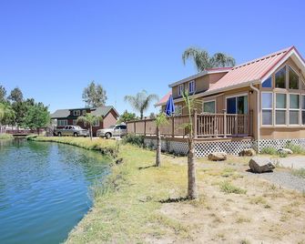 Wilderness Lakes RV Resort - Menifee - Edificio