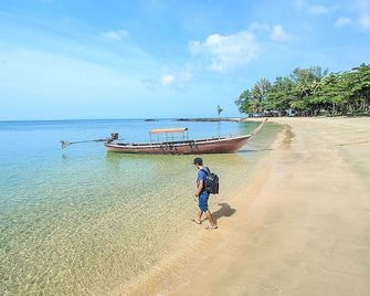 Koh Jum Freedom Resort - Koh Jum - Beach