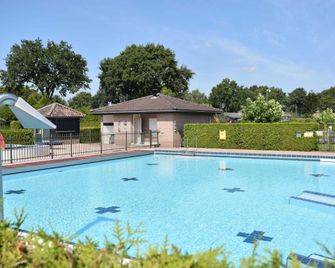 Combined Bungalow With Decorative Fireplace Near the Veluwe - Voorthuizen - Piscina